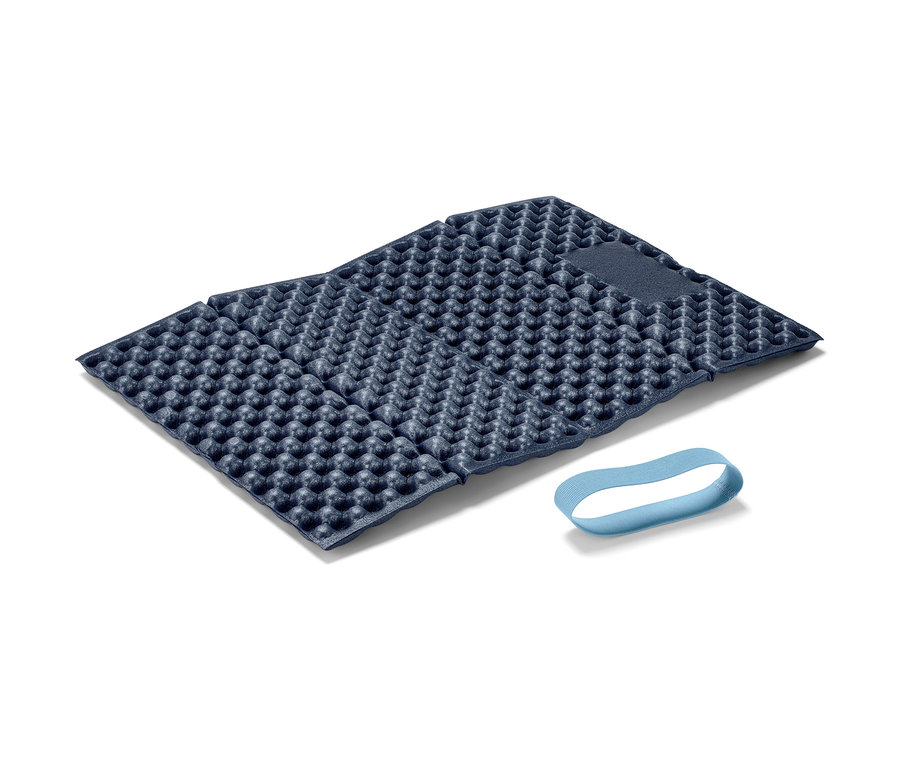 Ausgebreitetes, faltbares Thermo-Sitzkissen in Blau mit hellblauem Gummiband auf weißem Hintergrund.