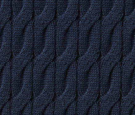 Nahaufnahme eines dunkelblauen Zopfstrickpullovers.