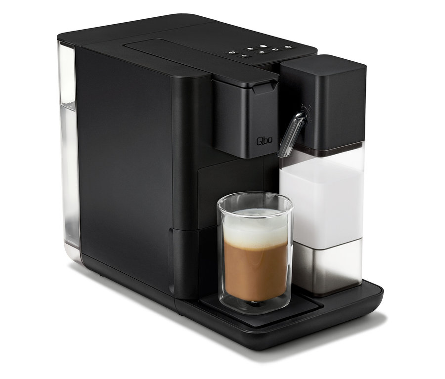 Schwarze Qbo MILK MASTER Velvet Black Kaffeemaschine mit zubereitetem Kaffee in einem Glas.