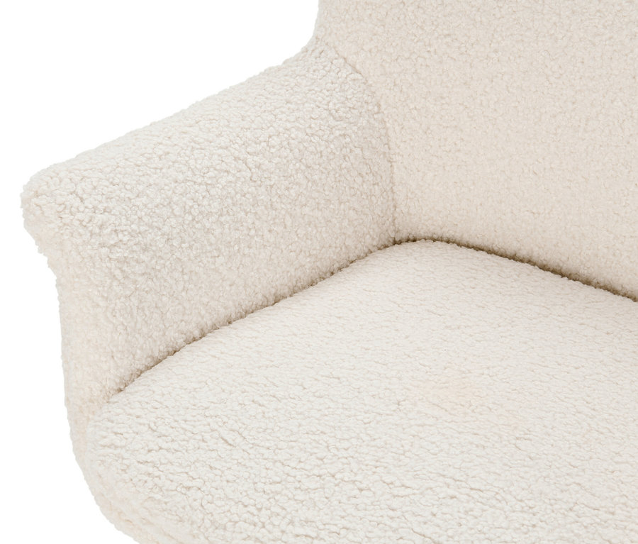 Detailaufnahme von einem Schaukelstuhl mit Bouclé-Stoff.