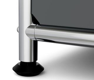 Detailaufnahme einer grauen schmalen Kommode Metall »CN3« mit Holzplatte, Fokus auf den Standfuß.