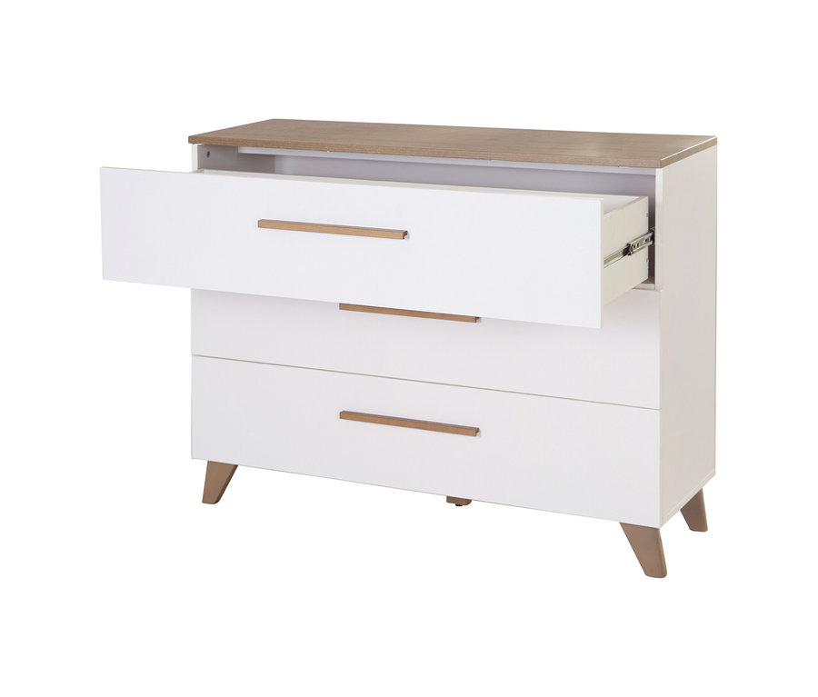 Weiße roba Wickelkommode »Ole« mit drei Schubladen, wobei die oberste Schublade geöffnet ist.