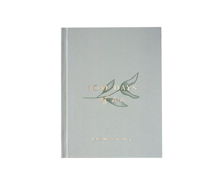 Geschlossenes, hellgraues Achtsamkeitstagebuch "100 days of me" mit Schriftzug und Blattillustration.