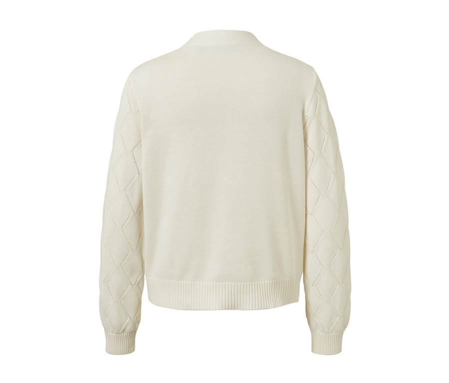 Rückansicht eines weißen Cardigans mit Blumenstickerei.