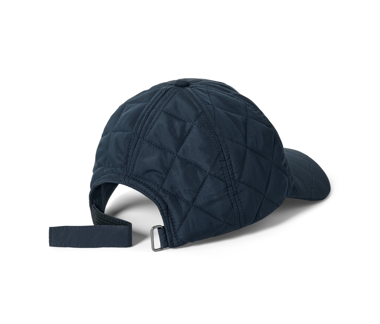 Detailansicht einer gesteppten Kappe auf weißem Hintergrund.