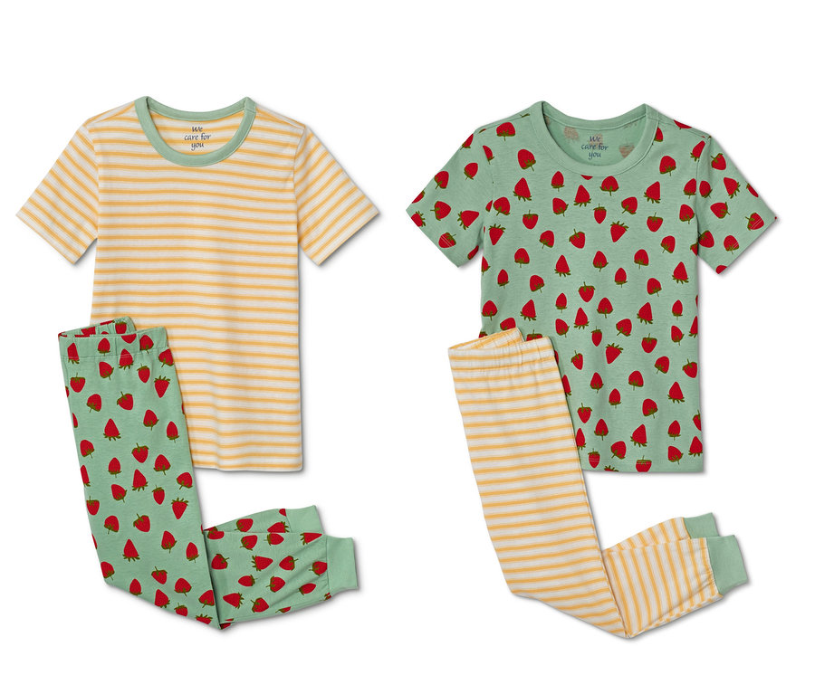 Zwei Kinder-Pyjamas mit Erdbeer-Alloverprint. Ein Pyjama mit gelb-weiß gestreiftem Oberteil und grüner Hose mit Erdbeeren. Ein Pyjama mit grünem Oberteil mit Erdbeeren und gelb-weiß gestreifter Hose.