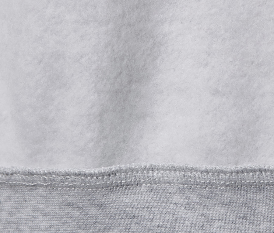 Detailansicht eines grauen Sweatshirts.