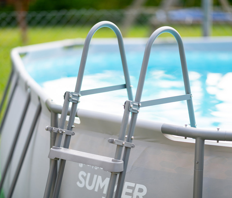 Leiter zum Summer Waves Active-Frame-Pool, ca. 488 x 305 x 107 cm.