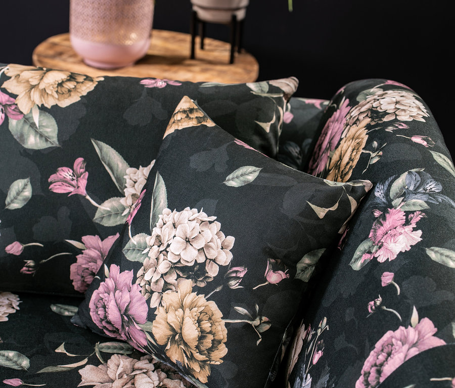 Detailansicht einer linksseitigen Recamiere »Evelyn« mit Blumenmuster und Kissen.