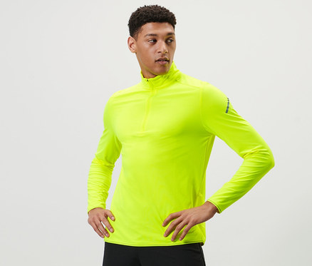 Mann posiert in neongelbem Thermo-Funktionsshirt.