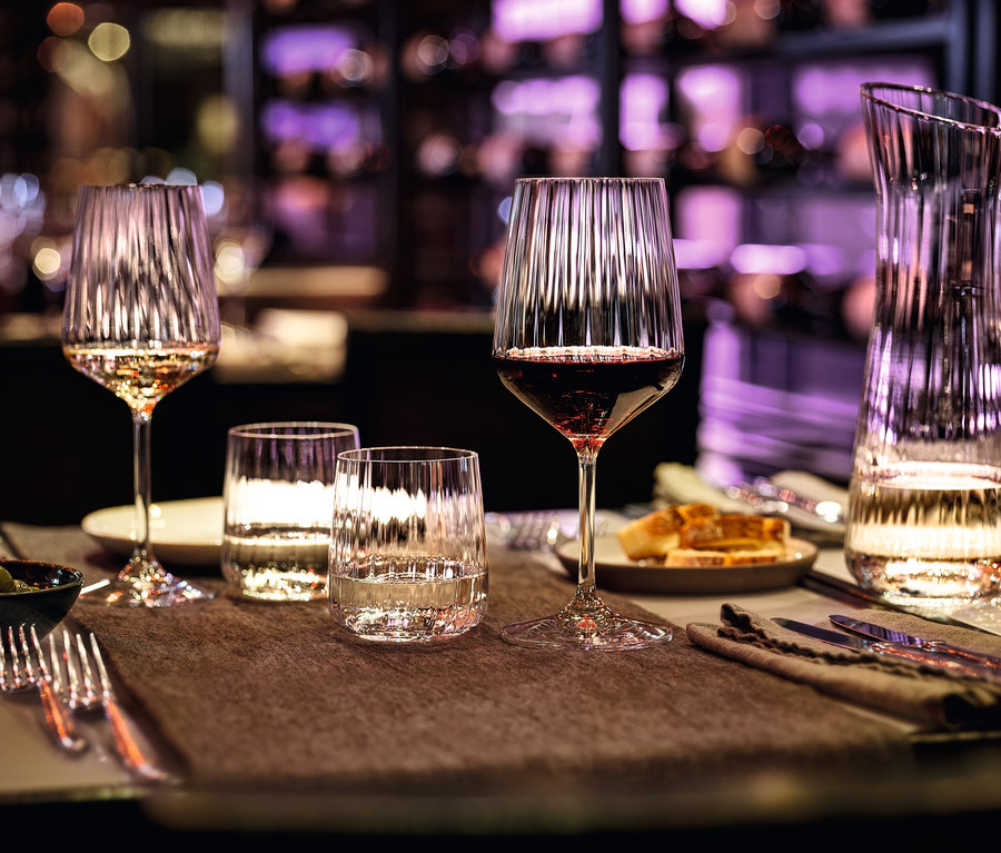 Gläser und eine Karaffe auf einem Tisch. Spiegelau Weißweingläser »Lifestyle«, 8er-Set.