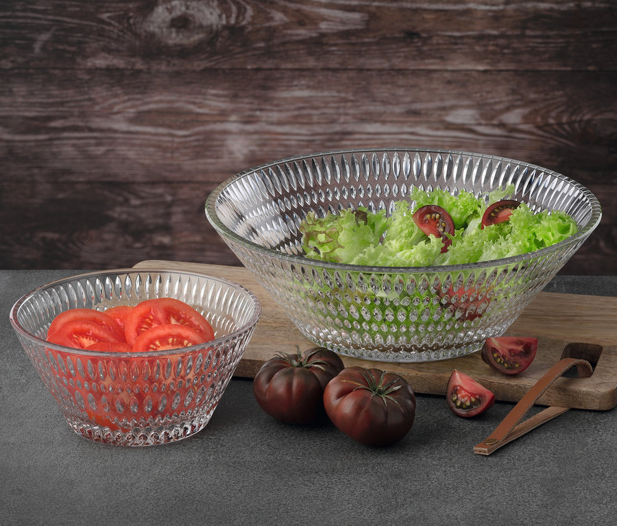 Zwei Glasschalen mit Tomaten und Salat auf einem Holzbrett. Eine der Schalen ist eine 16 cm Nachtmann »Ethno« Schale.