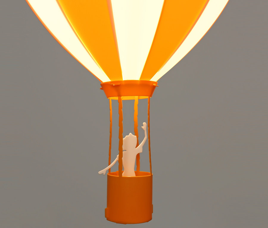Orange Deckenlampe »Heißluftballon« mit weißer Figur darin.