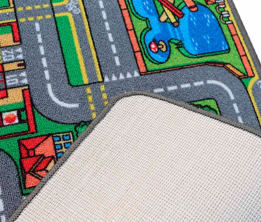 Detailansicht eines Spielteppichs STREETS mit Straßen-, Haus- und Parkmotiven.