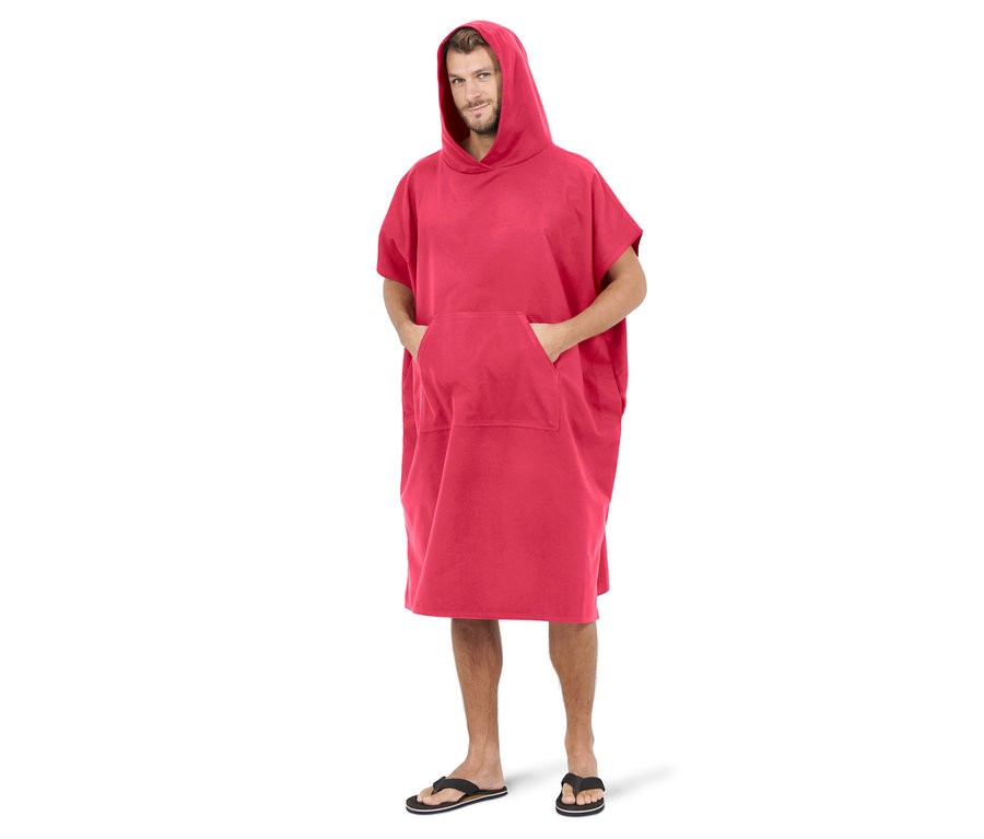 Mann trägt Umzieh-Poncho, beere, mit Kapuze und Bauchtasche.