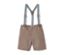Moccabraune Kinder-Shorts mit blau-weiß gestreiften Hosenträgern.