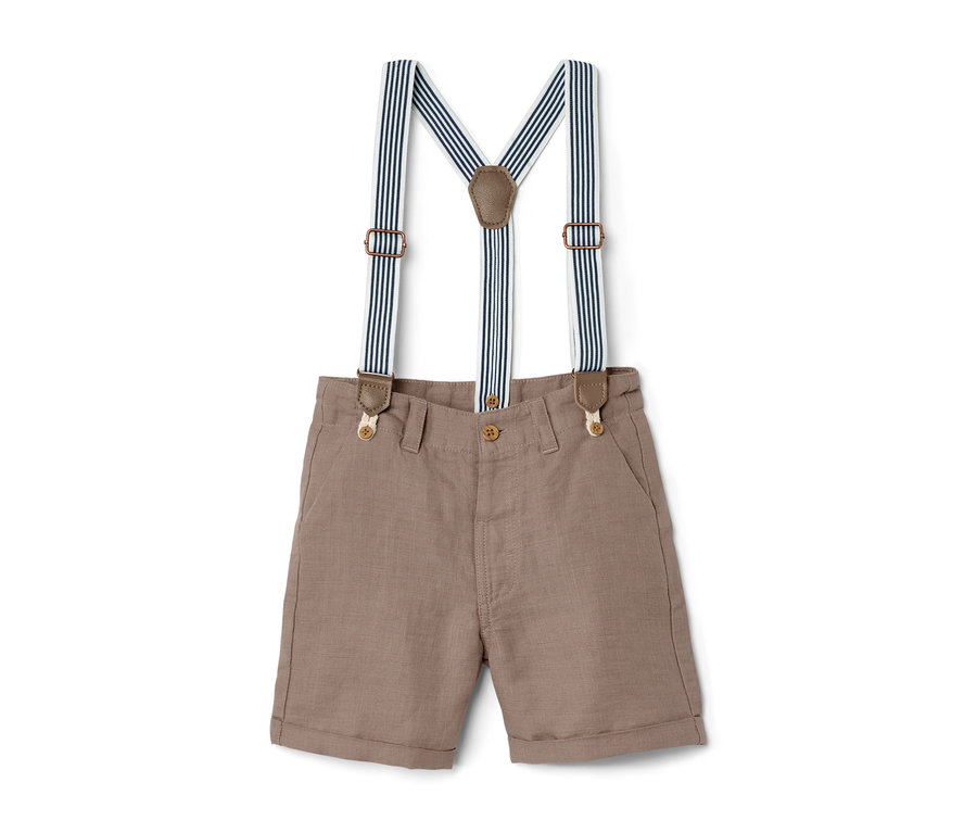 Moccabraune Kinder-Shorts mit blau-weiß gestreiften Hosenträgern.