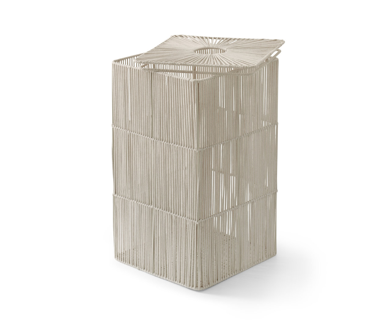Eine Wäschetonne in Beige mit offenem Deckel.