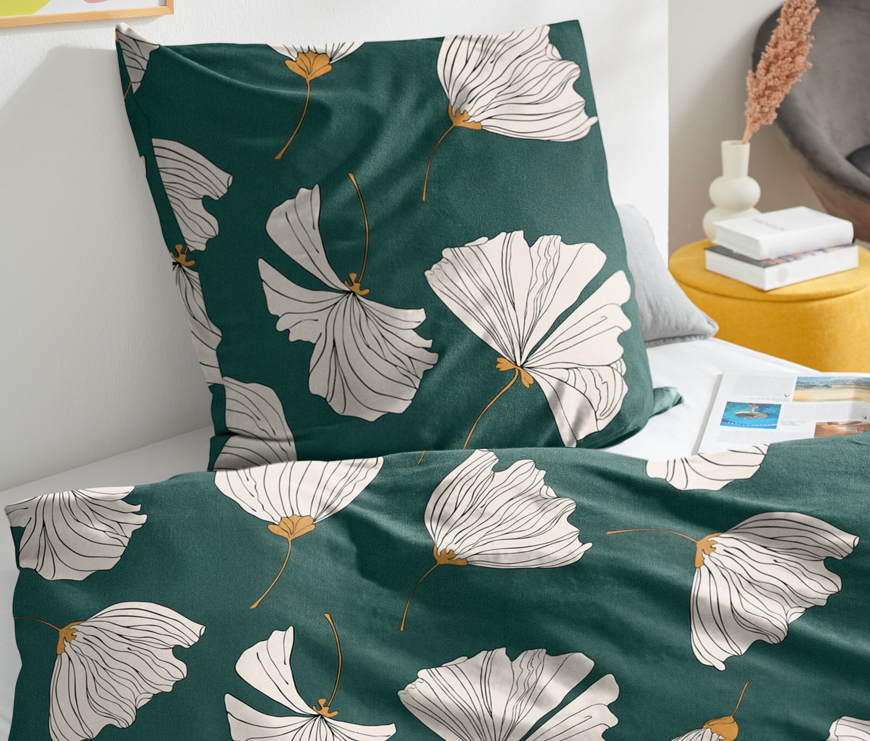 Detailansicht der dunkelgrünen Winterjersey-Bettwäsche mit weißem Blumenmuster.
