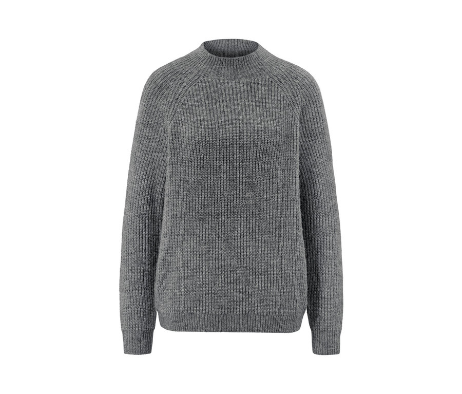 Grauer Grobstrickpullover mit Stehkragen.