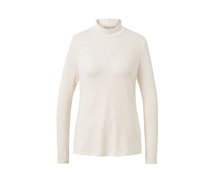 Ein cremefarbenes Blusenshirt mit Stehkragen auf weißem Hintergrund.