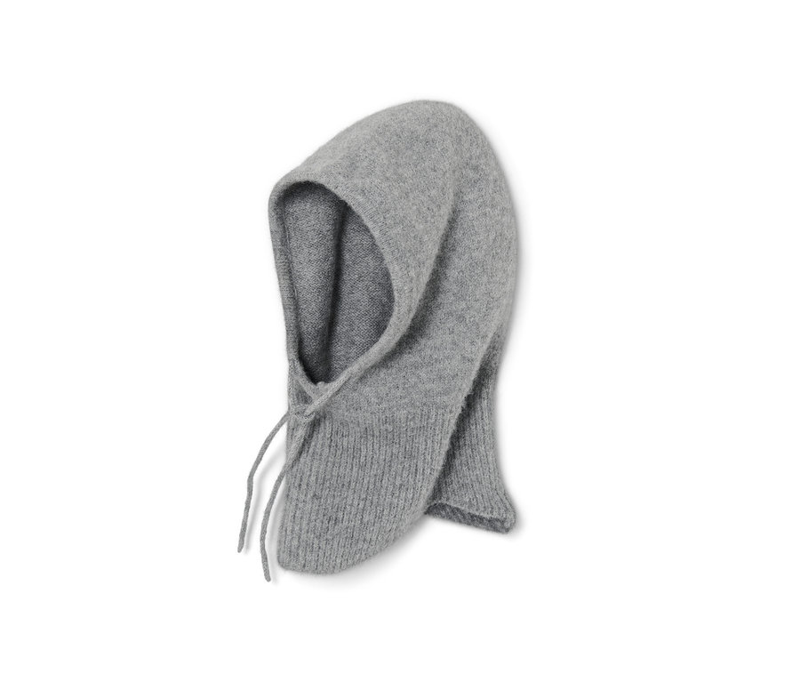 Eine graue Strick-Kapuze mit Kragen.