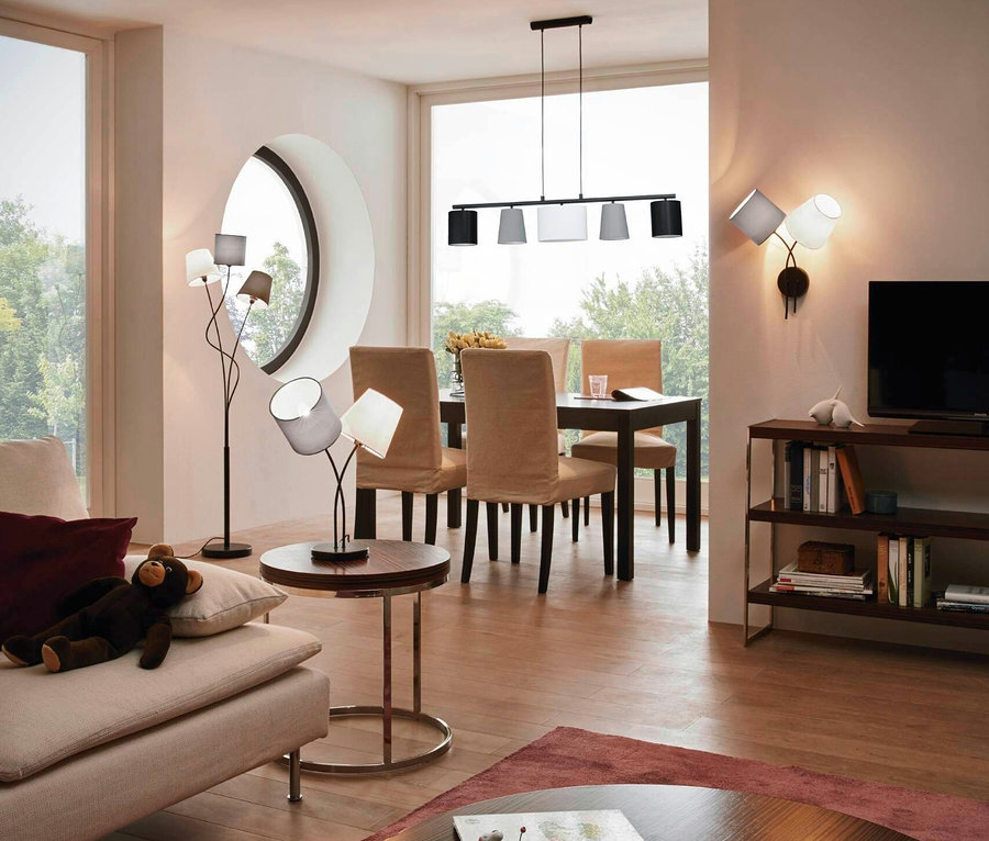 Wohnzimmer mit Sofa, Couchtisch und Eglo-Stehleuchte »Maronda«.