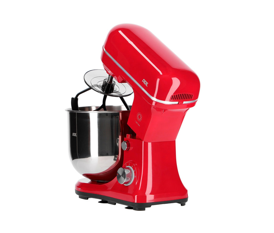 Rote ADE Küchenmaschine KA2100 mit Edelstahlschüssel und Aufsätzen.