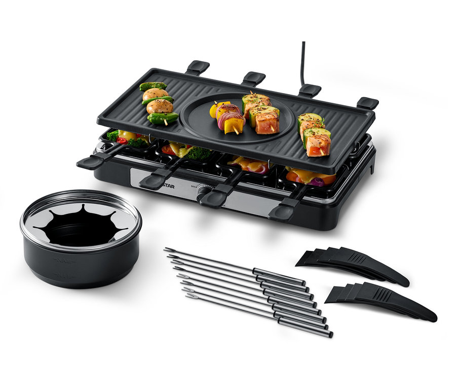 Ein 2-in-1-Raclette-und-Fondue-Gerät mit aufgespießten Speisen auf dem Grill und in Pfannen.
