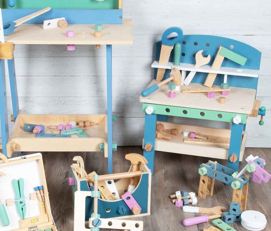 Zwei small foot Werkbänke »Nordic« und ein Werkzeugkoffer »Nordic« aus Holz.