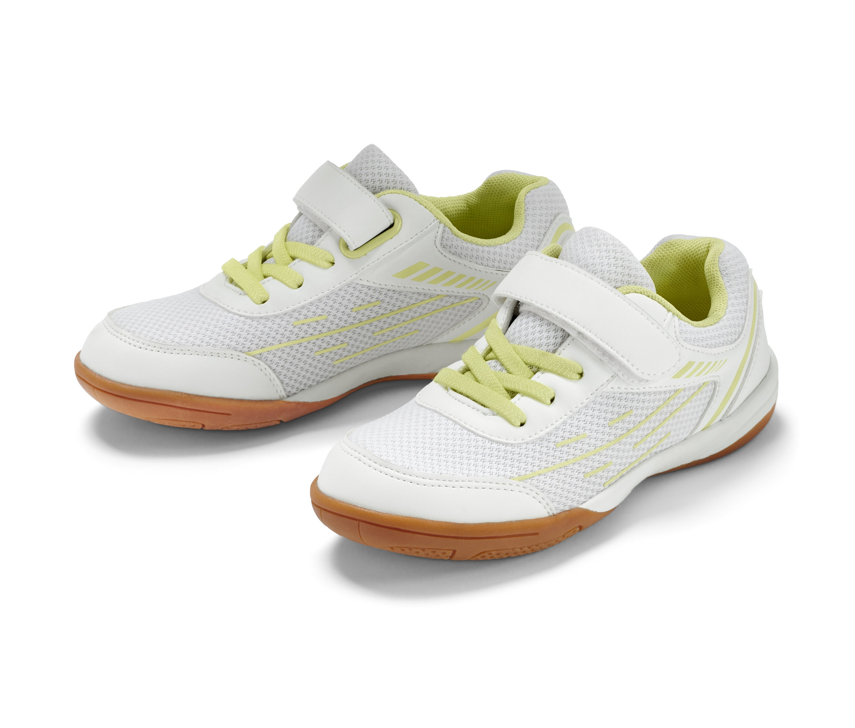 Zwei Kinder-Hallenschuhe in Weiß mit gelben Schnürsenkeln und brauner Sohle.