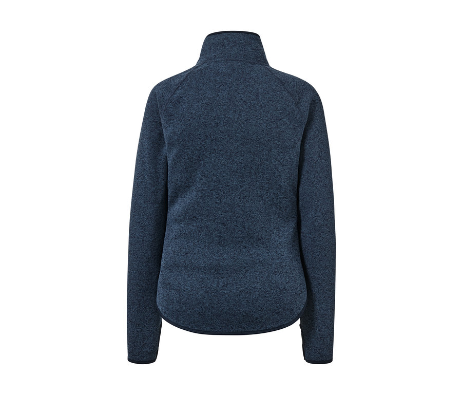Detailansicht der Rückseite einer marineblauen Strickfleece-Jacke.