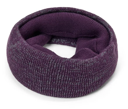 Ein violetter Strickschal auf weißem Hintergrund.