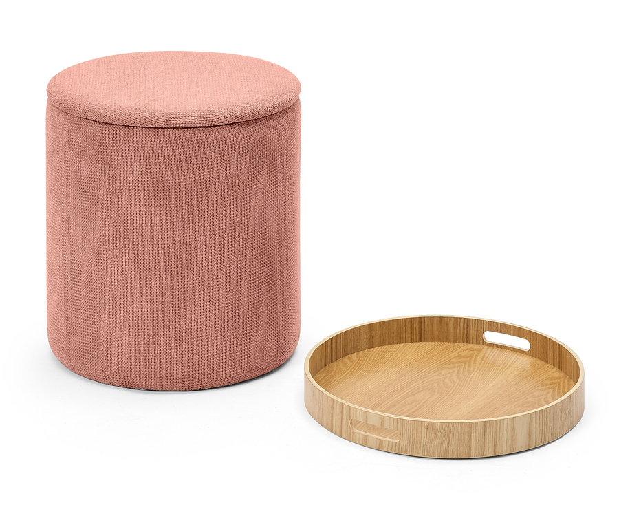 Ein rosa Stoffhocker neben einem runden Holztablett auf weißem Hintergrund.