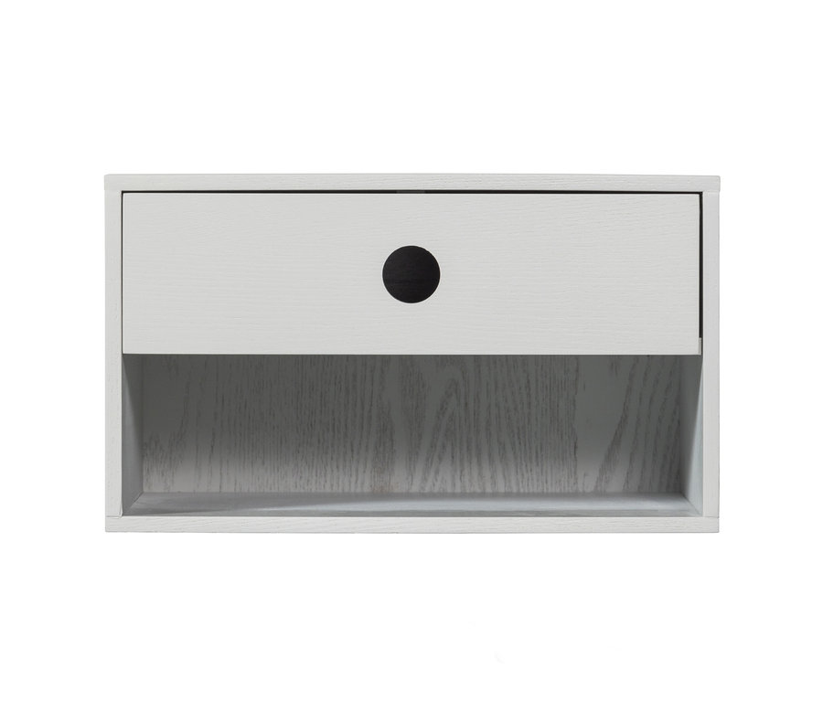 Detailansicht des Woood Nachttischs »Nancy« in der Farbe Mist, mit einer Schublade und einem offenen Regal darunter.