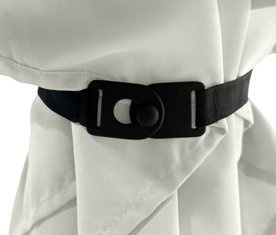 Detailaufnahme eines hellgrauen Leco Marktschirms mit schwarzem Gurt.