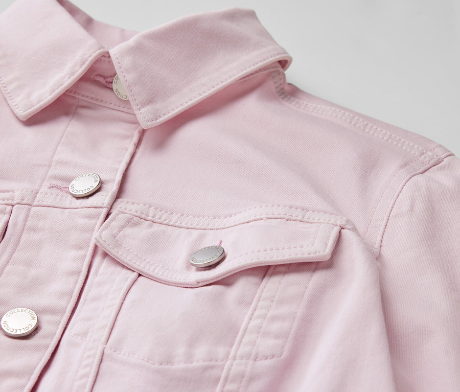 Detail einer rosa Jeansjacke.
