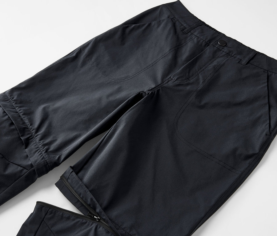 Schwarze 2-in-1-Funktionshose.