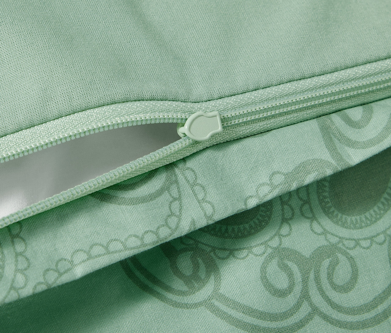 Detail der grünen Renforcé-Bettwäsche mit Mandala-Muster und Reißverschluss.