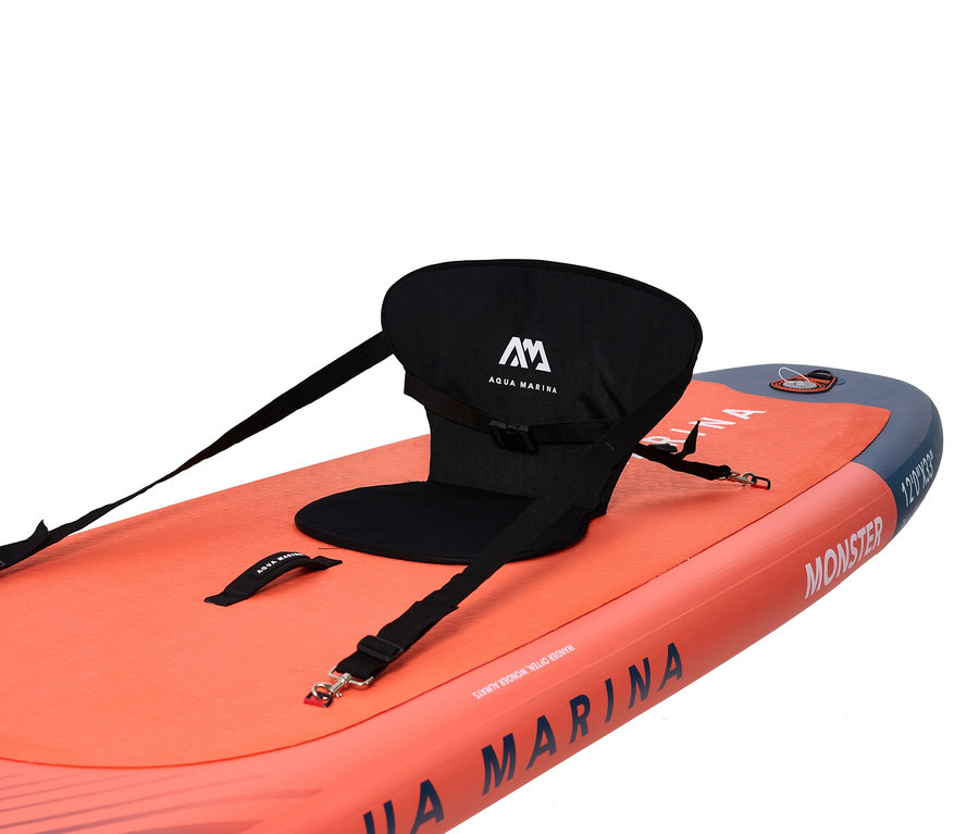Detailaufnahme eines aufgeblasenen Aqua Marina SUP Boards »Monster« 12'0" mit einem schwarzen Sitz, der mit Riemen befestigt ist.