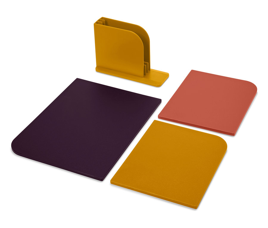 Gelber Briefhalter mit drei farbigen Brettern auf weißem Hintergrund.