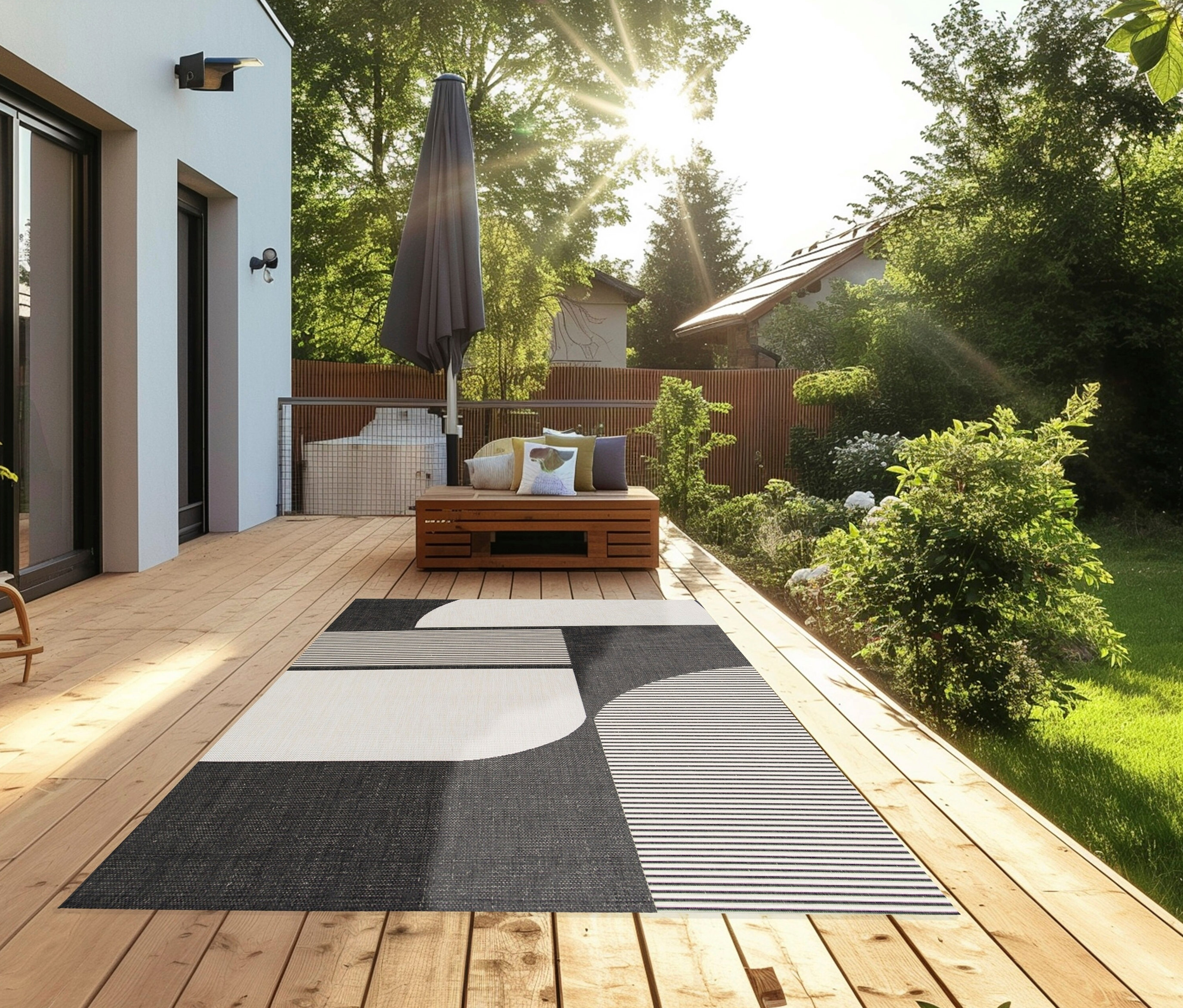 Außenterrasse mit geometrischem »Zen Lines« Outdoor-Teppich und Sitzgelegenheit.