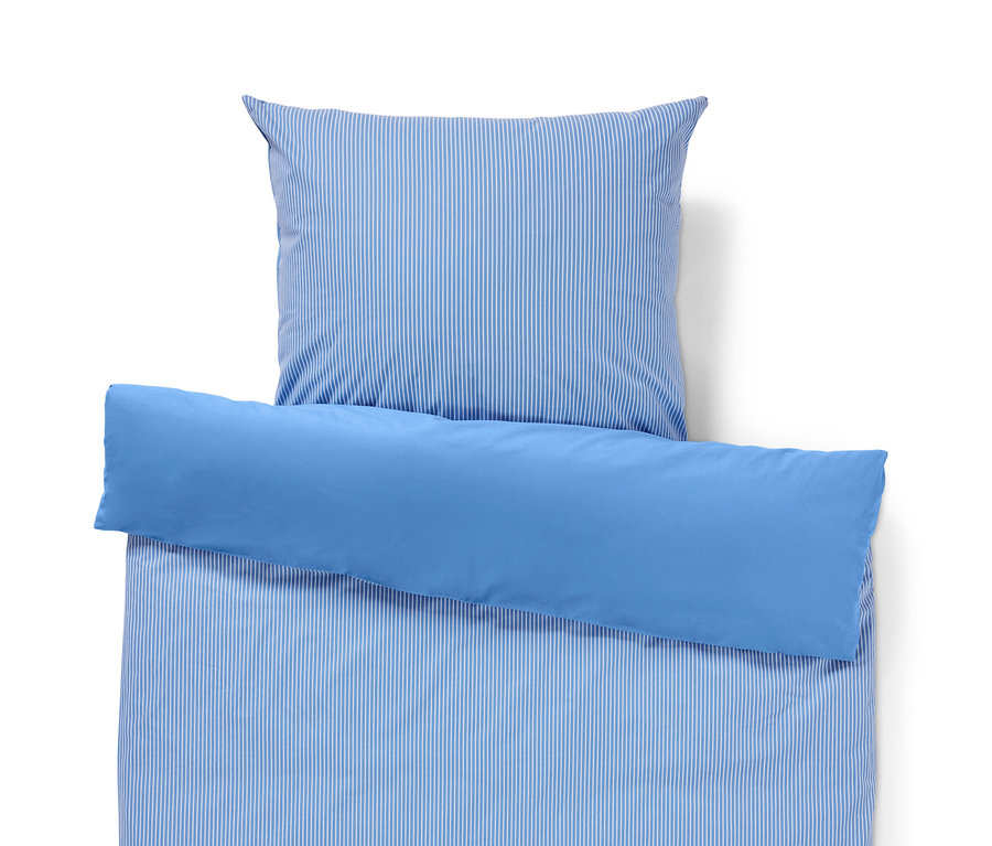 Ein Set aus Renforcé-Bettwäsche in Normalgröße mit blauen und weißen Streifen.
