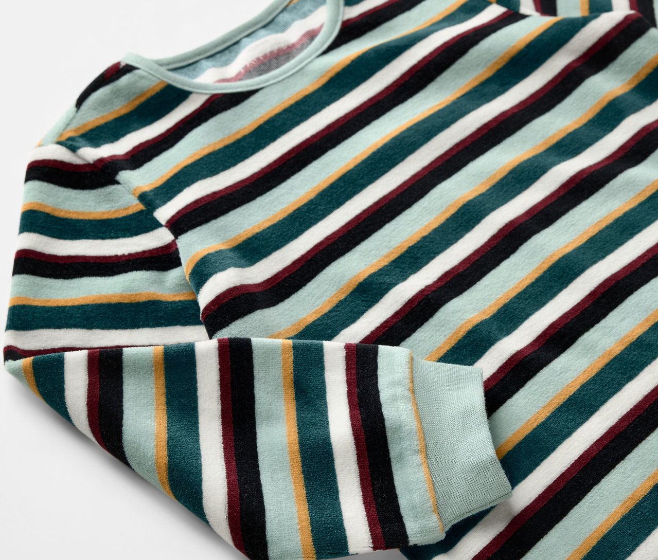 Detailaufnahme eines grün gestreiften Kinder-Nicki-Pyjamas.