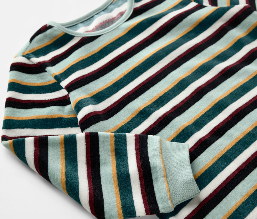 Detailaufnahme eines grün gestreiften Kinder-Nicki-Pyjamas.