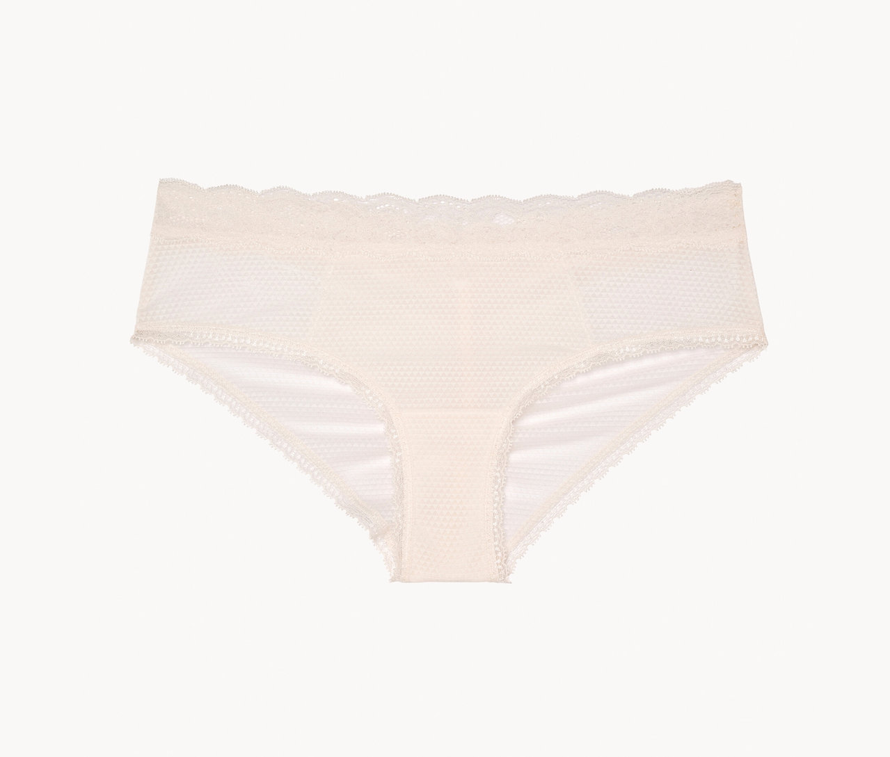 Cremefarbener Damen-Slip mit Spitze liegt auf weißem Hintergrund.