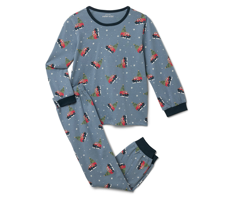 Blauer Schlafanzug mit Aufdruck von roten Autos mit Weihnachtsbäumen.