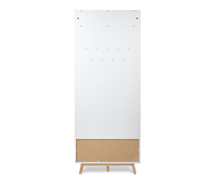 Weiße Garderobe mit Sitzbank.
