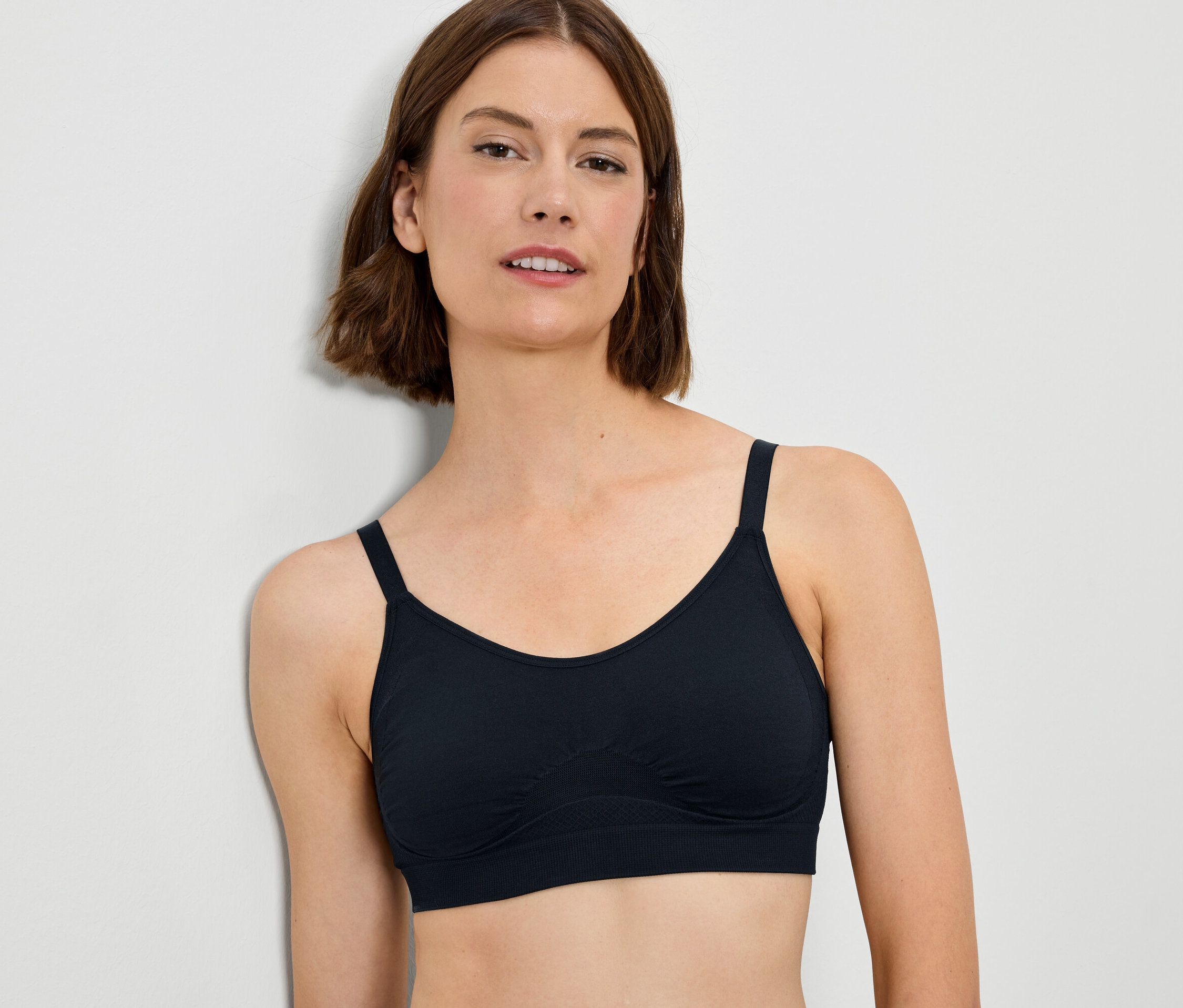 Frau trägt einen schwarzen BH.