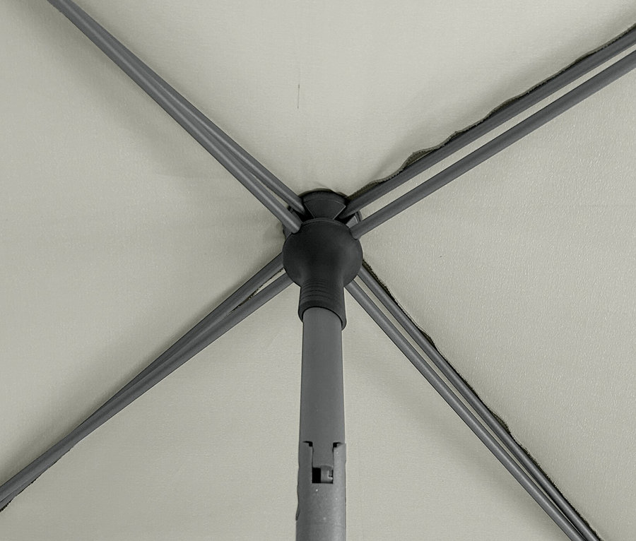 Ansicht von unten auf einen hellgrauen Leco Marktschirm*, 250 x 250 cm, inklusive Abdeckhaube.